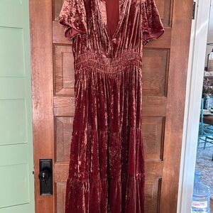 Anthropologie Somerset Velvet Maxi Dress in Deep Burgundy/Rust Red size medium